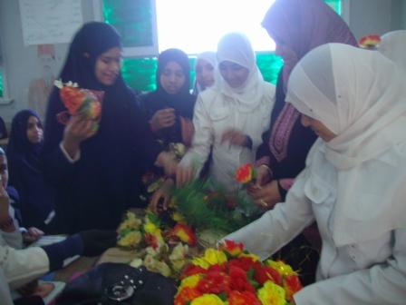 الطالبات مع مدرسه التربيه الفنيه